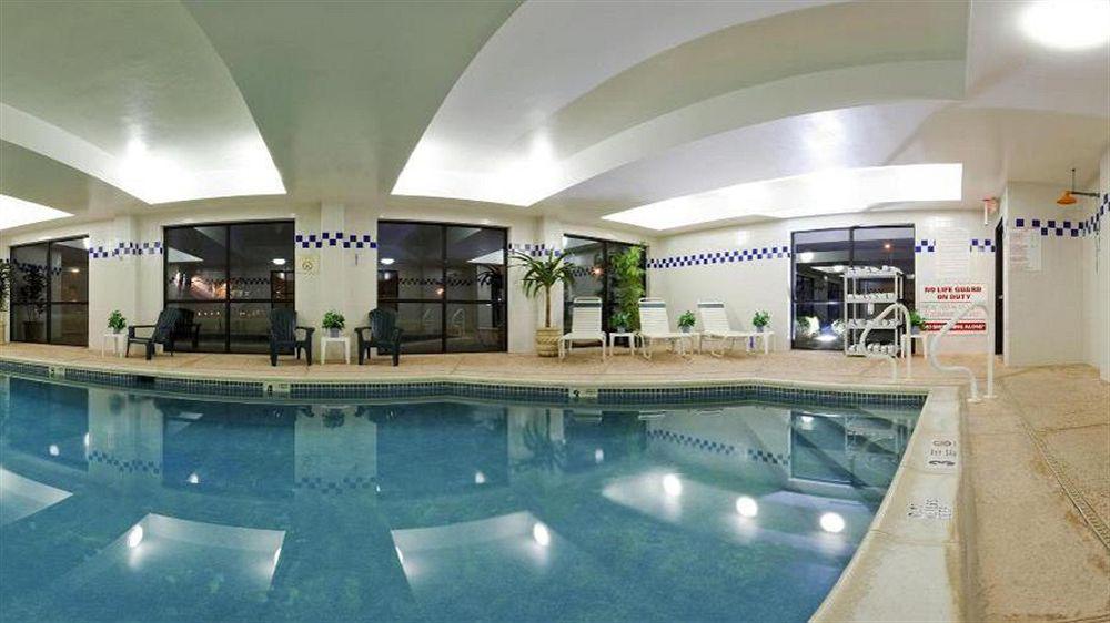 קרלסטד Holiday Inn Express Hotel & Suites Meadowlands Area By Ihg מראה חיצוני תמונה